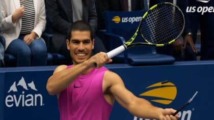 Carlos Alcaraz golf swing célébration