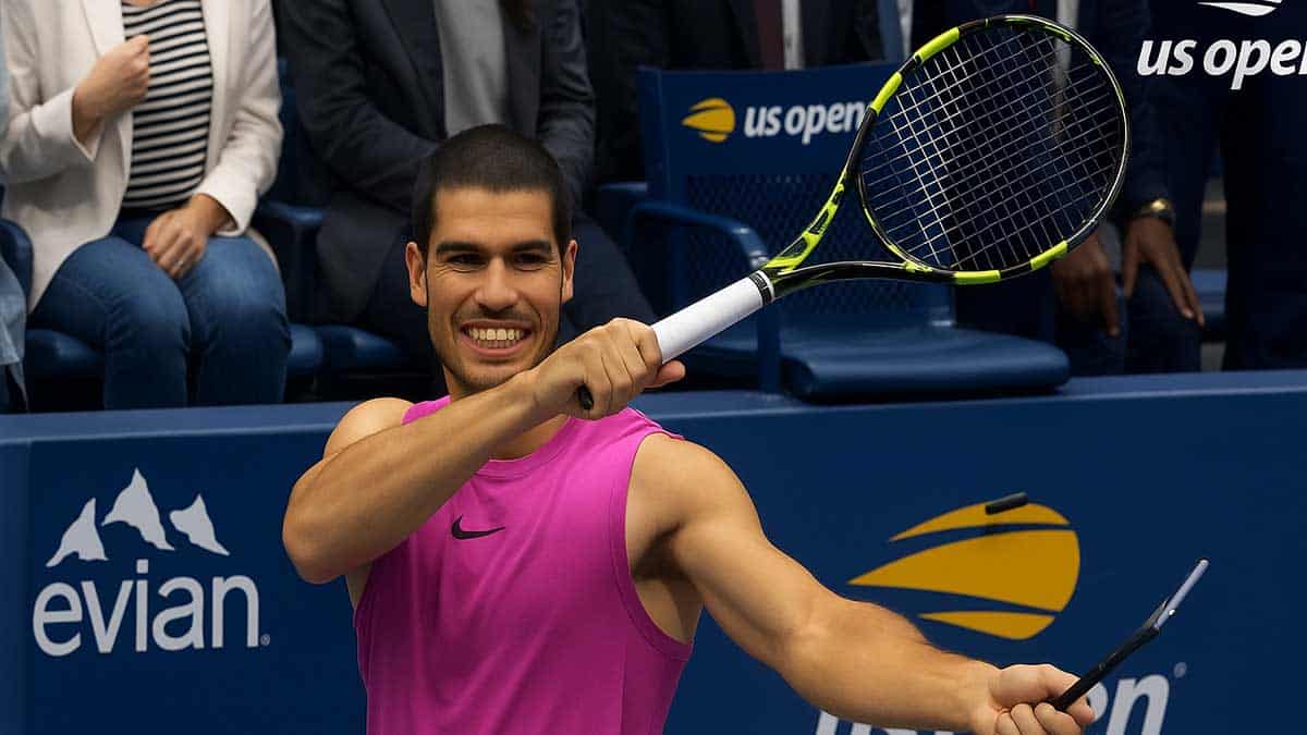 Carlos Alcaraz golf swing célébration